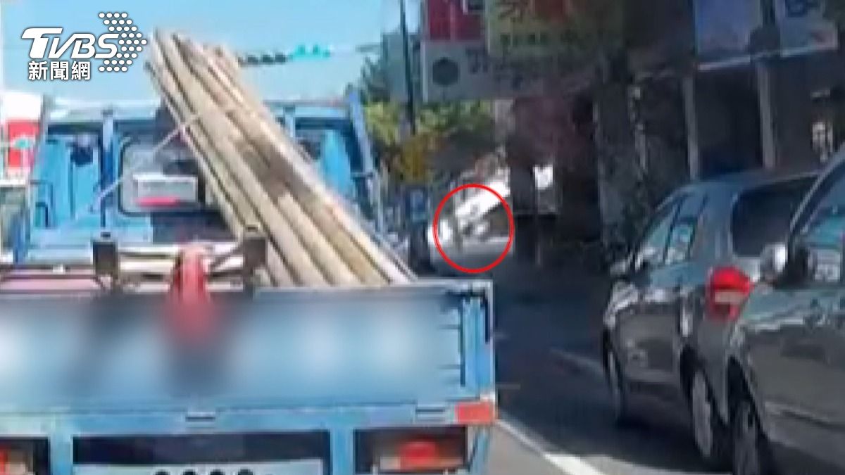 事故發生在南投草屯的一處大路口，該路段砂石車經過相當頻繁。(圖／TVBS)
