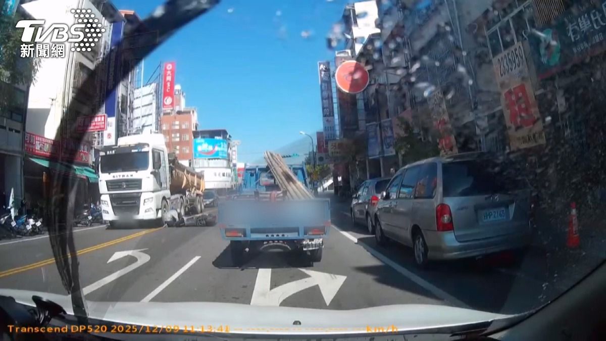 砂石車駕駛因視野死角未注意普重機車而發生碰撞。(圖／TVBS)