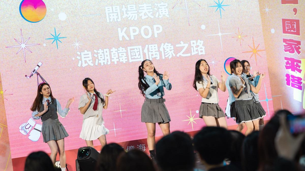 「青年百億海外圓夢基金計畫」成果展的開場表演為K-POP舞蹈。（圖／總統府提供）