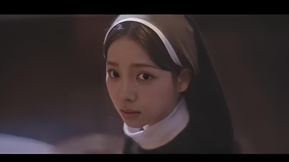KARINA化身修女。(圖/翻攝自DolphinersOfficial)