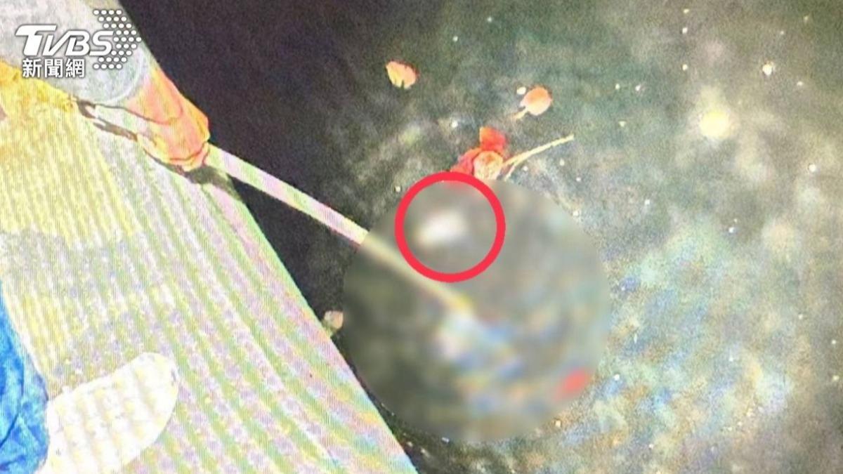 檢警在前鎮運河內打撈出屍塊、遺骸。(圖/TVBS資料畫面)