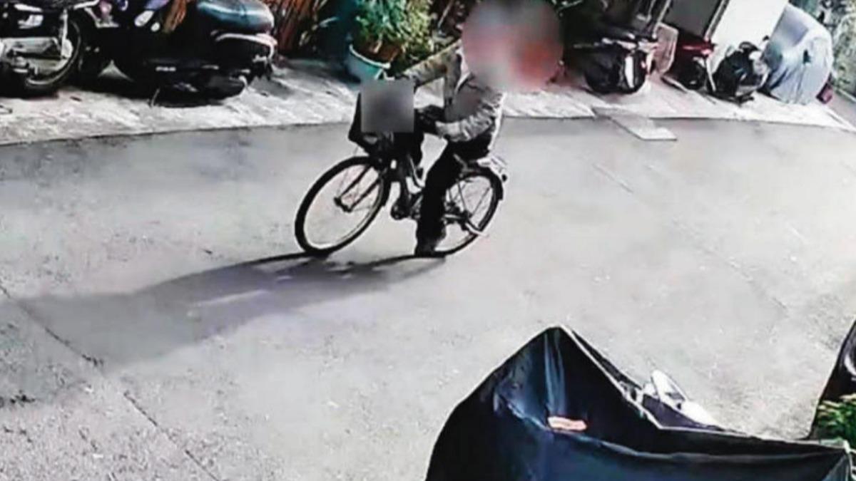 張介宗騎乘腳踏車運送屍塊。(圖/TVBS資料畫面)