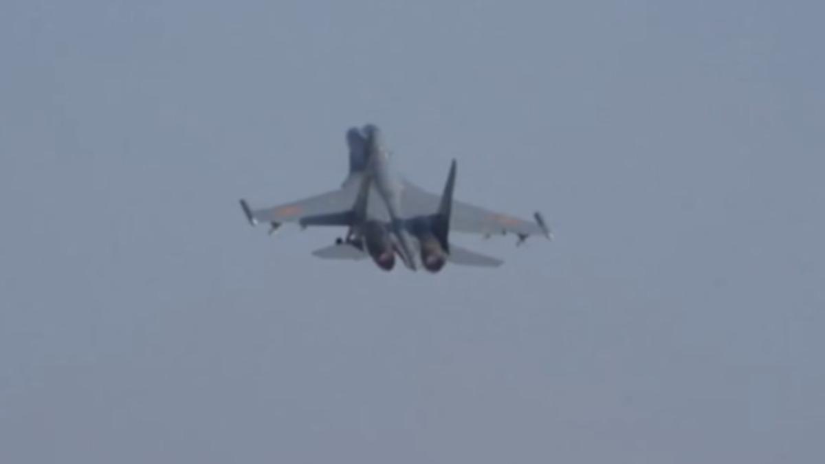 日本指控,有高達15架中俄軍機同時逼近周邊空域。(圖/央視)