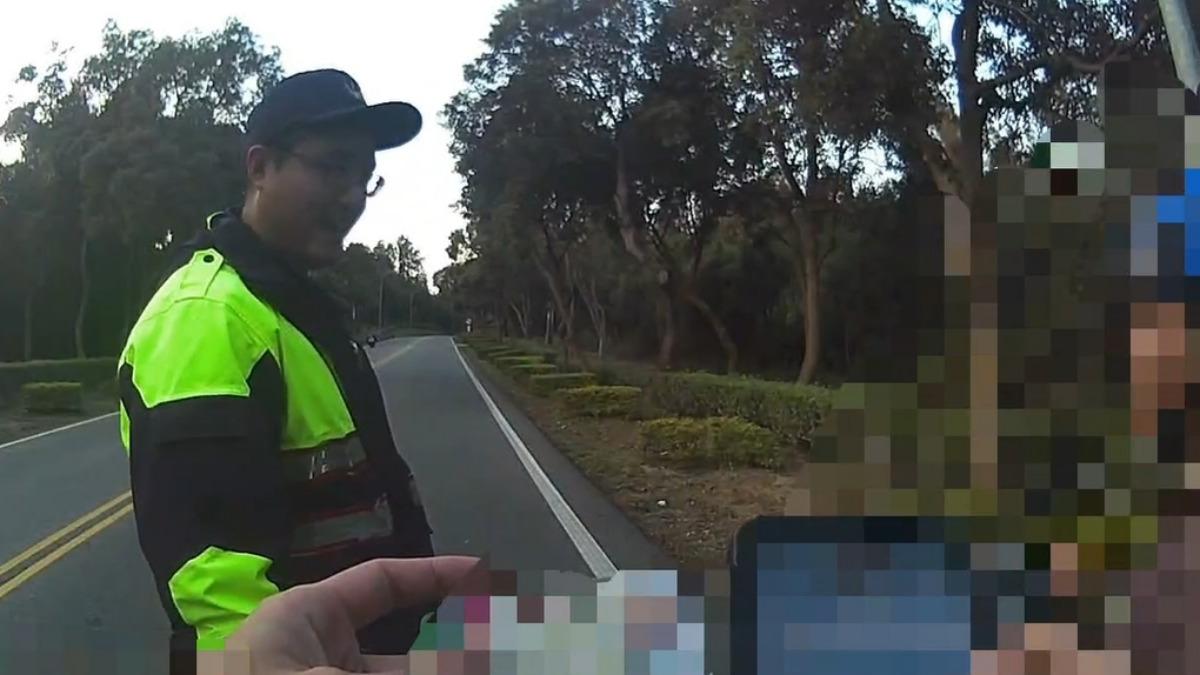 機車偏行遭攔查,竟是傷害通緝犯。(圖/警方提供)