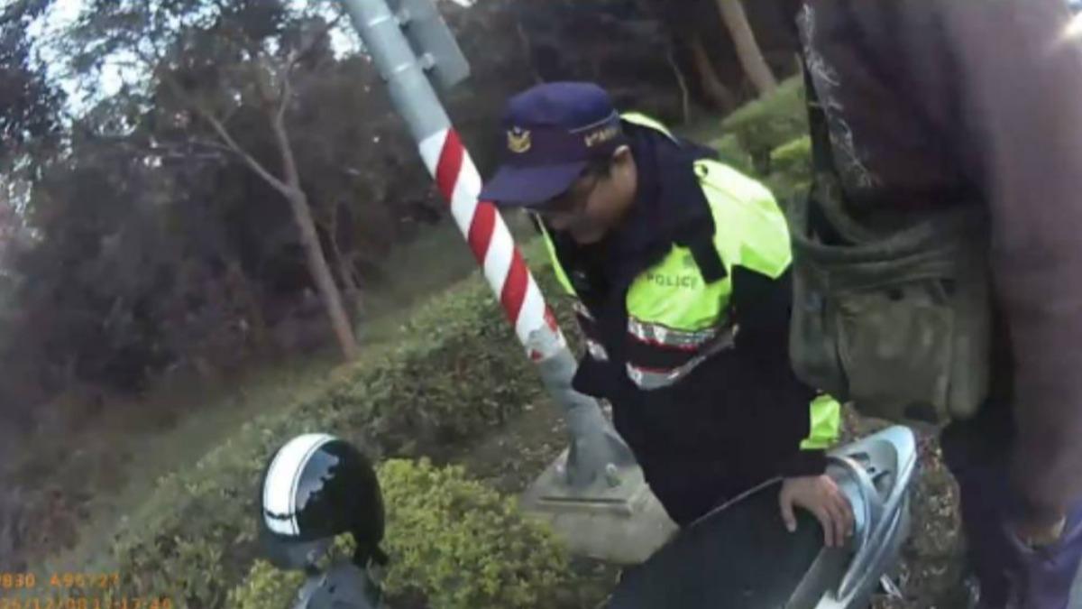 員警檢查洪男車內有無其他違禁品、凶器。(圖/警方提供)