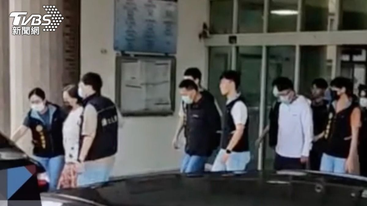 警方逮捕廣告商、仲介、代書等20名涉案人士移送地檢,法官複訊後裁定10萬至15萬元不等金額交保。(圖/TVBS)