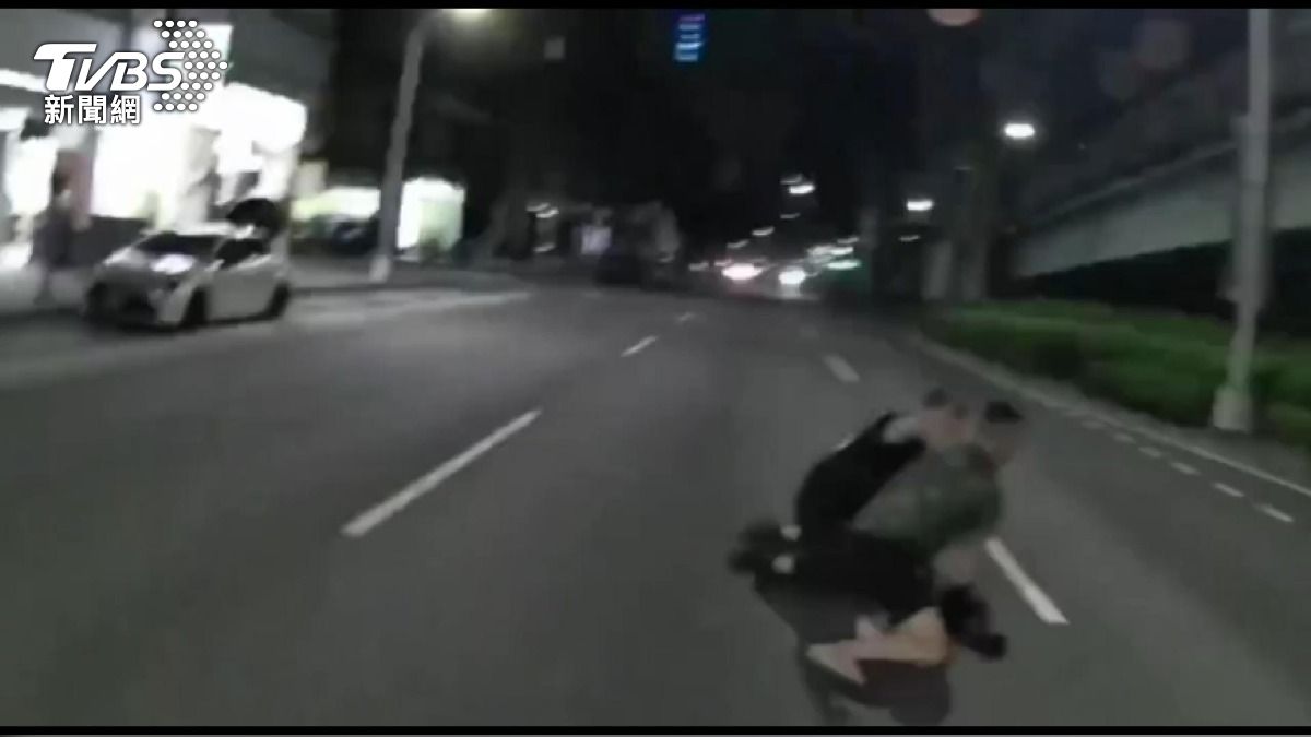 警「查違停計程車」意外揪出通緝犯!35歲男「醉後亂竄」自摔落網。(圖/TVBS)
