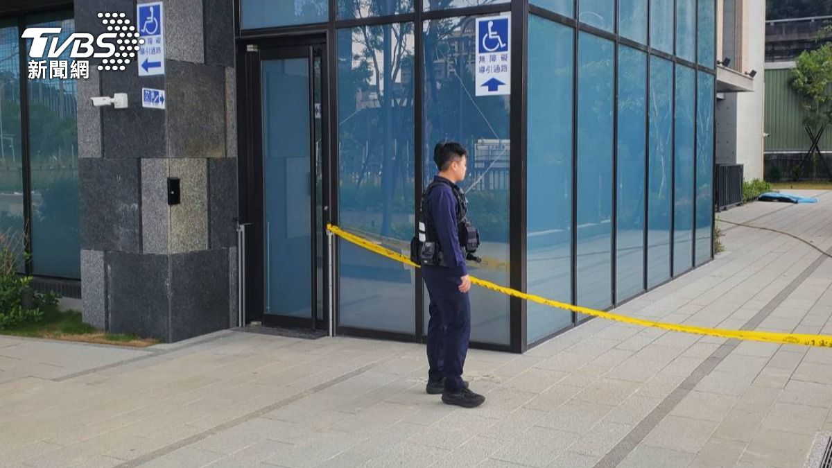 新北工人墜樓身亡,警方拉起封鎖線調查。(圖/TVBS)