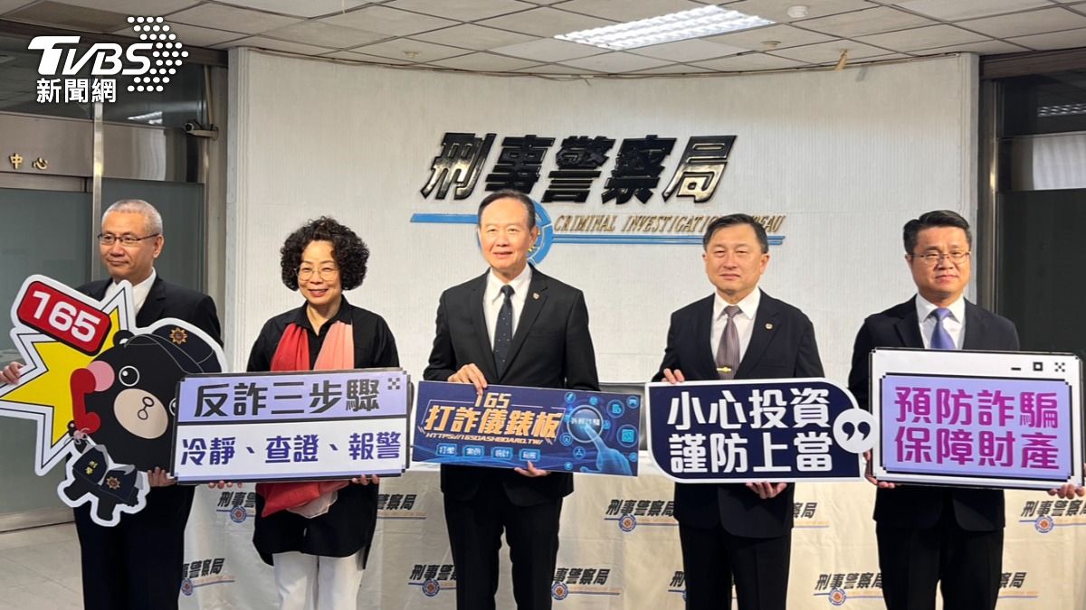 「百變女王」陳幼芳（左1）出席記者會，分享網購詐騙案例，籲民眾應時刻警覺。（圖／TVBS）