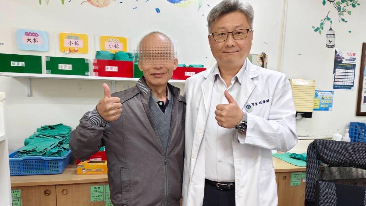 謝志明(右)於動刀過程中,意外在陳男(左)右下肺葉發現早期肺癌的毛玻璃樣病灶。(圖/國軍台中總醫院提供)