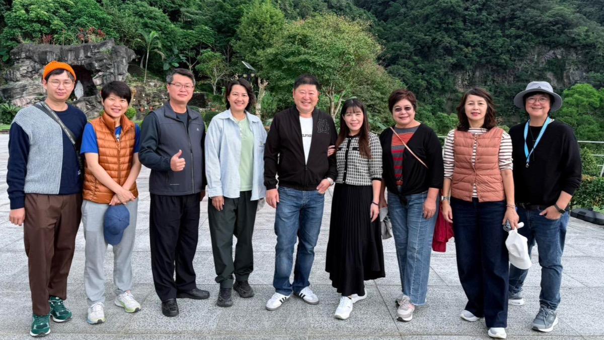 張峻近日也貼出跟「議員好友」相約爬山的照片。（圖／翻攝自張峻臉書）