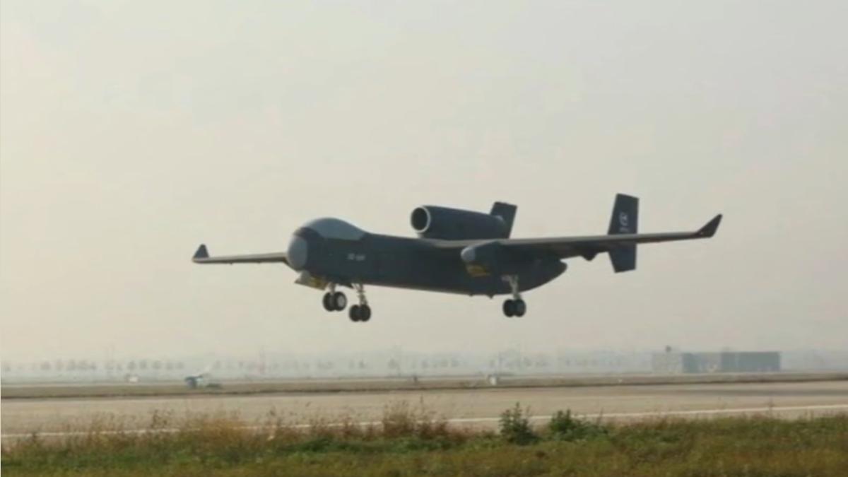 中共「九天」無人機首飛,號稱空中航空母艦。(圖/新華社)
