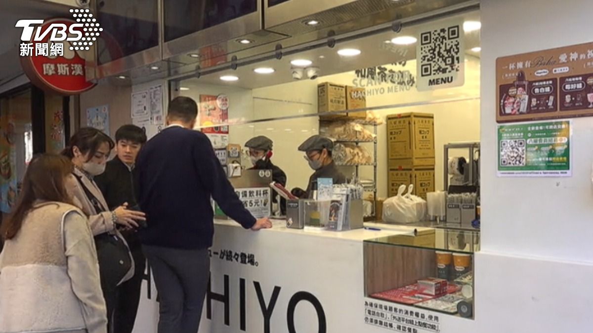 飲料店一開門,就有許多客人。(圖/TVBS)