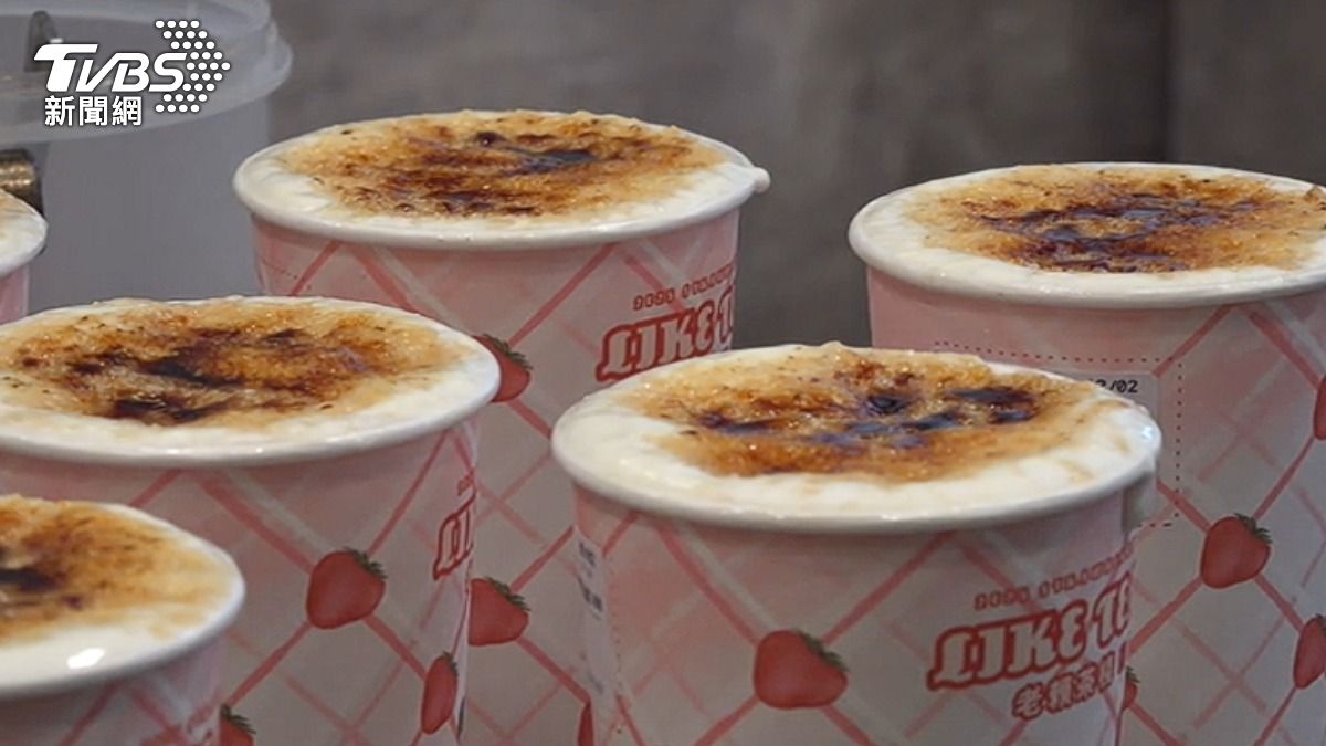 草莓季飲料新品,在社群掀起討論。(圖/TVBS)