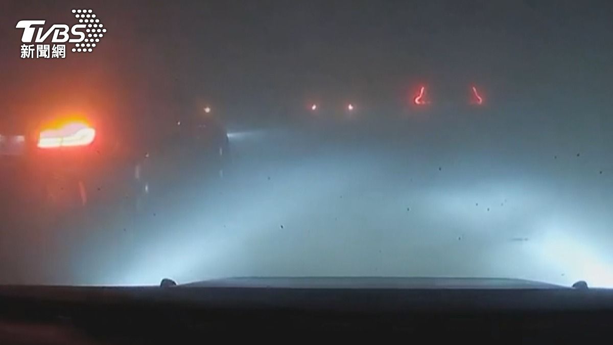 「水泥粉沙塵暴」襲夜間車流！台78線車流急煞車，幸運躲過一劫 。(圖／民眾提供)