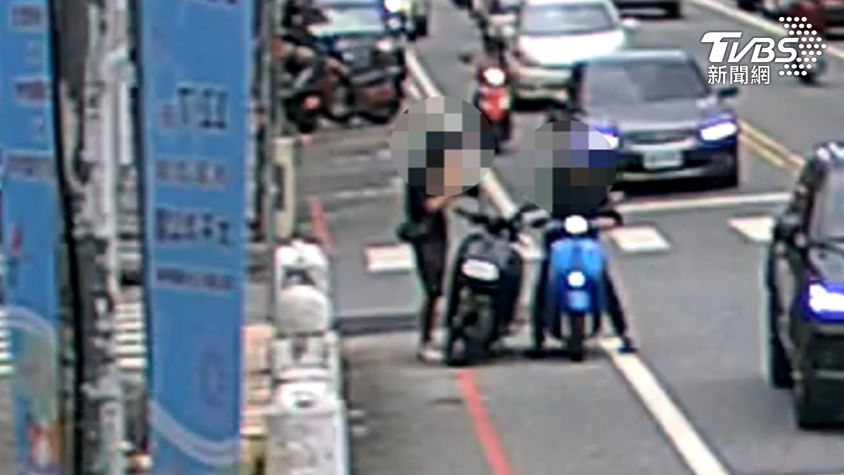 路口差點擦撞，騎士下車理論，還拿刀恐嚇。（圖／TVBS）