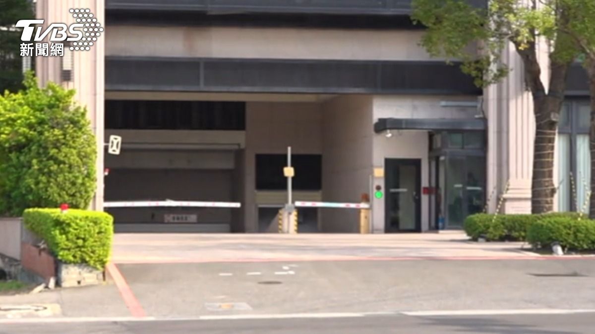 車子定位顯示,車輛出現在新北淡水,大樓地下停車場裡。(圖/TVBS)