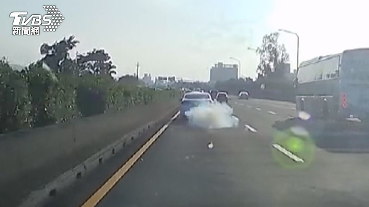 前方車輛突然如同丟出煙幕彈一般，造成濃煙密布遮蔽視線的危險情況。(圖／陳國坊FB提供)