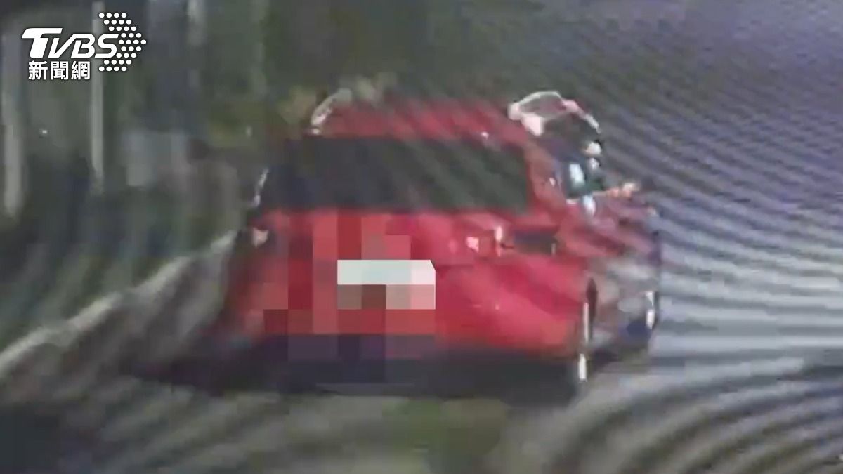 監視器拍下砸店嫌犯們的車輛。(圖/TVBS)