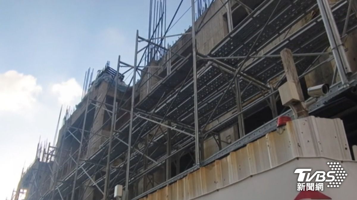 台北市大安區精華地段出現罕見爛尾樓。(圖/TVBS)