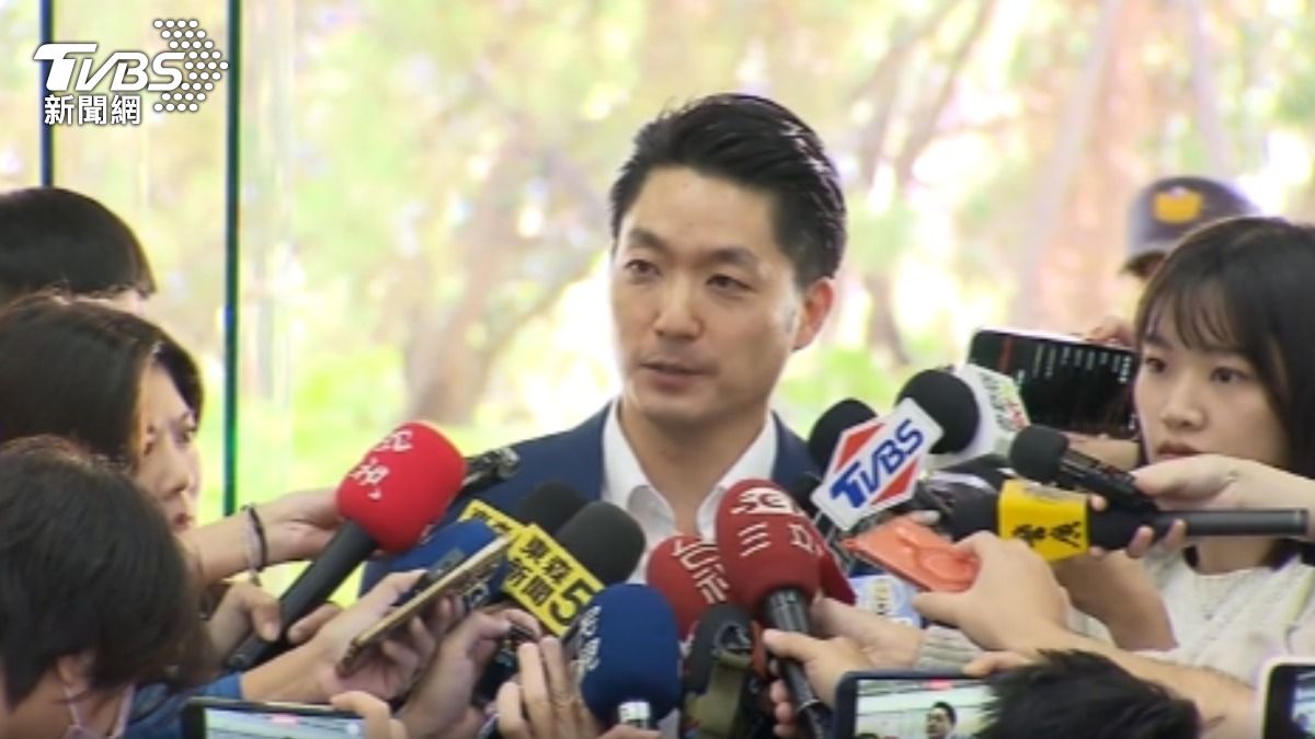 送菠菜! 藍議員盼李四川選新北「打敗大海盜」。(圖/TVBS)