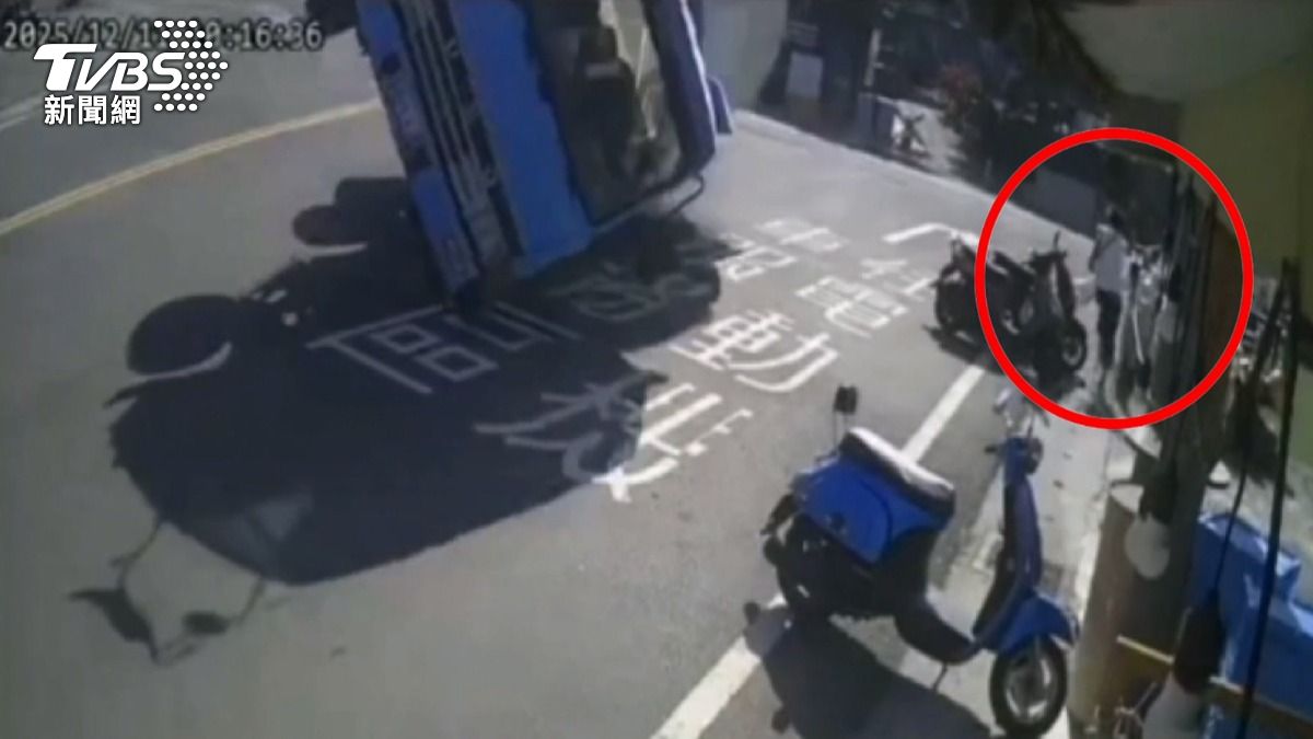 屏東小琉球，一輛預拌混凝土車，疑似車速過快、煞車失靈，轉彎時突然翻覆。（圖／TVBS）