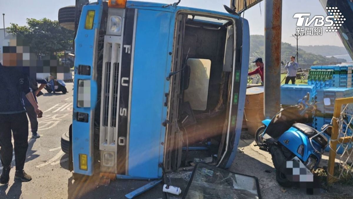 停在路邊的2部機車和1部微型電動車，監視器畫面更拍下，當時一名男子也在路旁，差點就被撞上。（圖／TVBS）