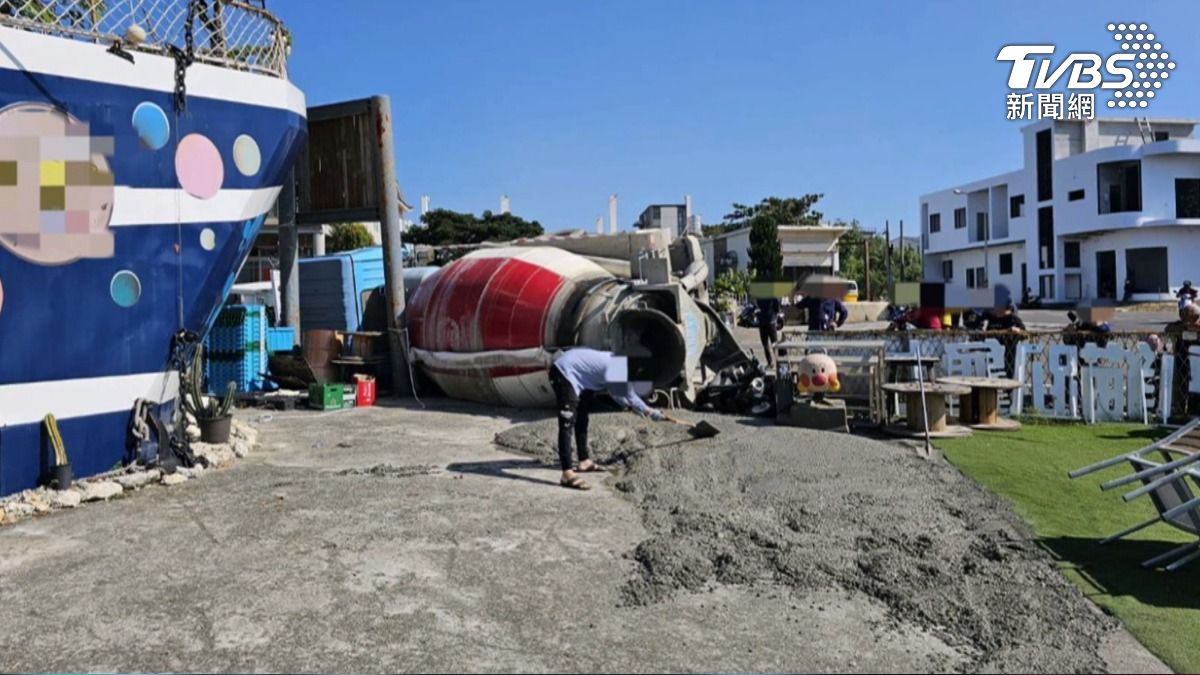 店家表示，業者詢問是否要將灑出的水泥剷除丟棄，還是直接在地面上鋪平，最後決定乾脆重新鋪設地板。（圖／TVBS）