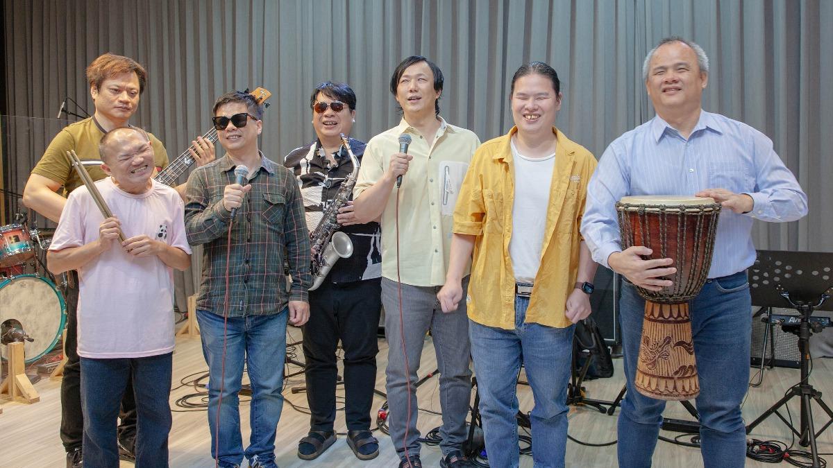 蕭煌奇跟團員彩排。(圖/中華民國身心障礙者藝文推廣協會提供)
