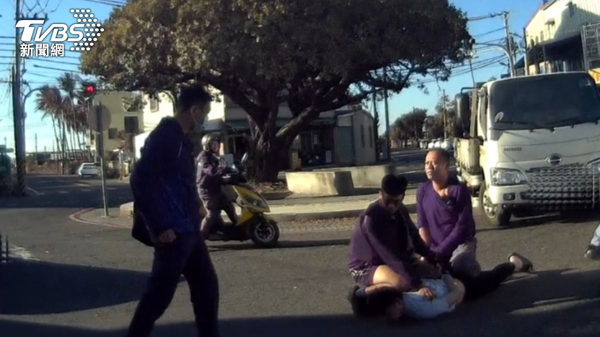 女被騙6百萬,配合警方辦案,車手還試圖開車撞警車,立刻被警力包圍、壓制上銬。(圖/TVBS)