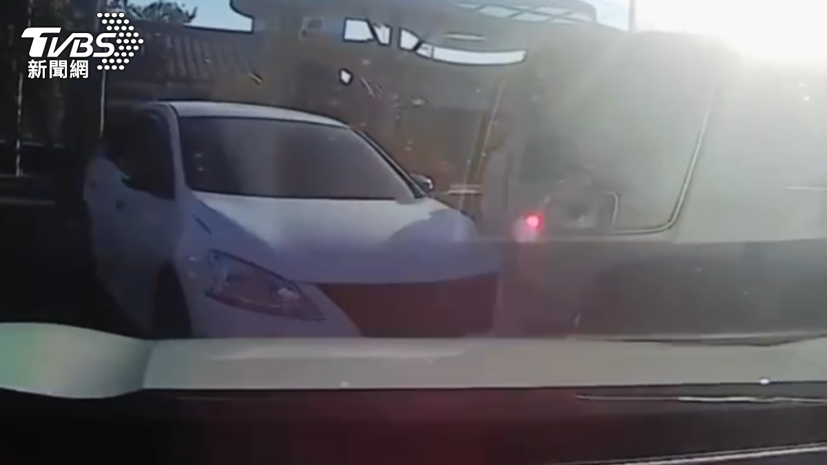嫌犯開車衝撞警車,反被佈署的小貨車撞擊,瞬間被包圍。(圖/TVBS)