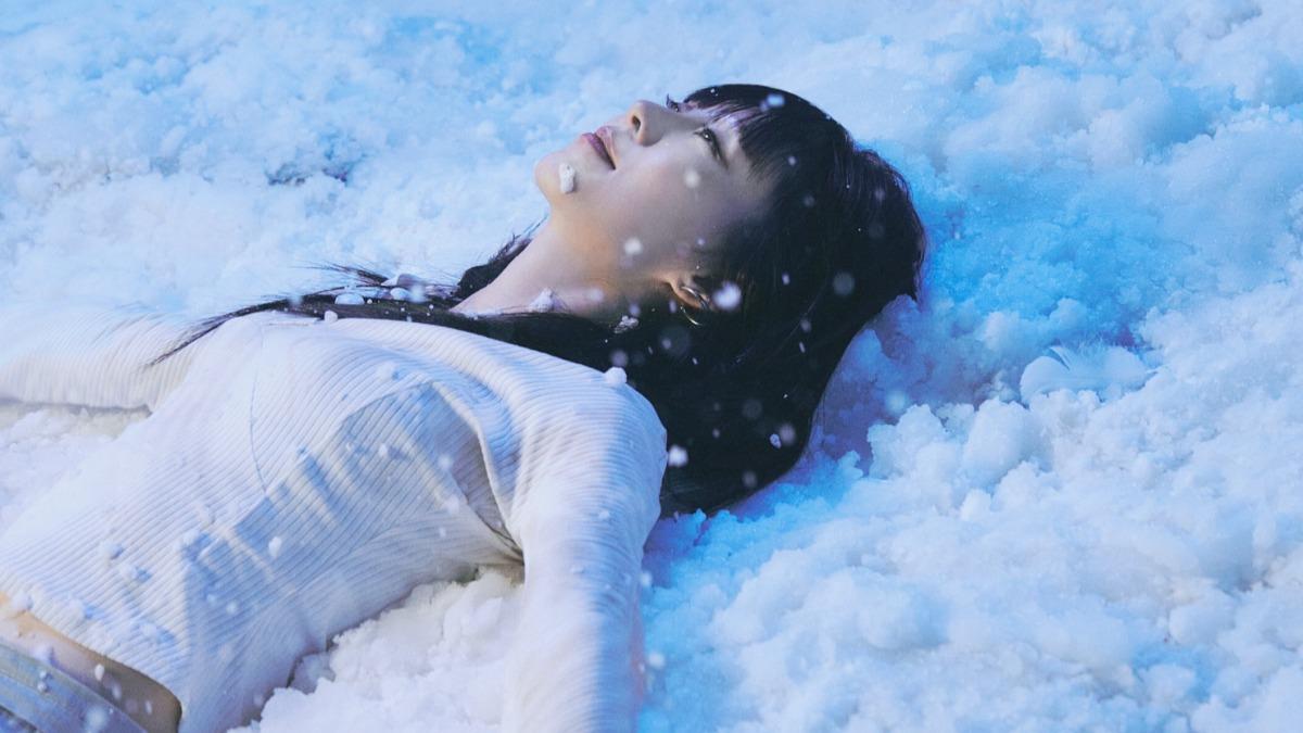 白安推出新歌〈星期八〉MV，更躺在雪堆裡玩耍。（圖／相信音樂提供）