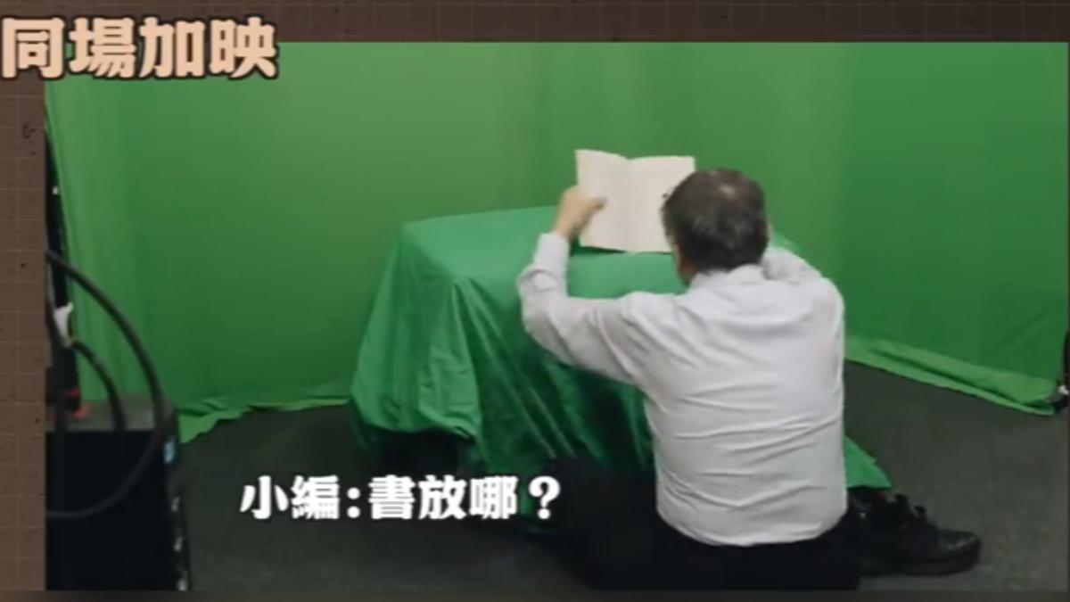 柯文哲與幕僚重現看守所場景，說明在狹小空間如何坐著讀書。（圖／柯文哲YT）