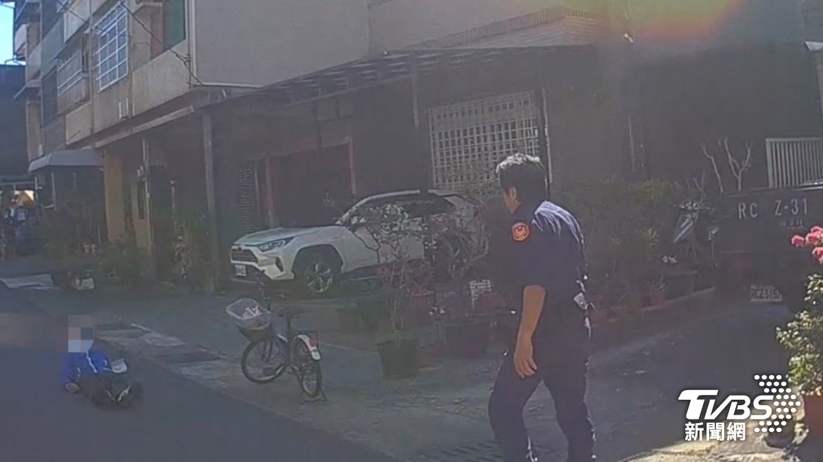 75歲翁路旁倒臥。（圖／TVBS）