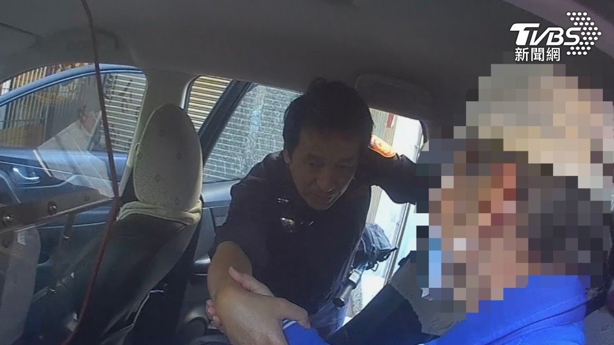 7旬翁路倒頭部擦傷，警助返家。（圖／TVBS）
