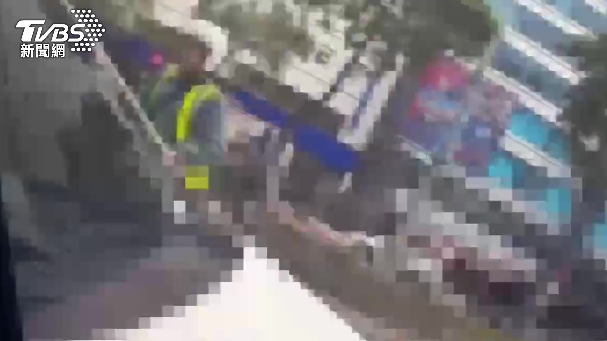 嫌犯倒車衝撞警方後逃逸。（圖／TVBS）