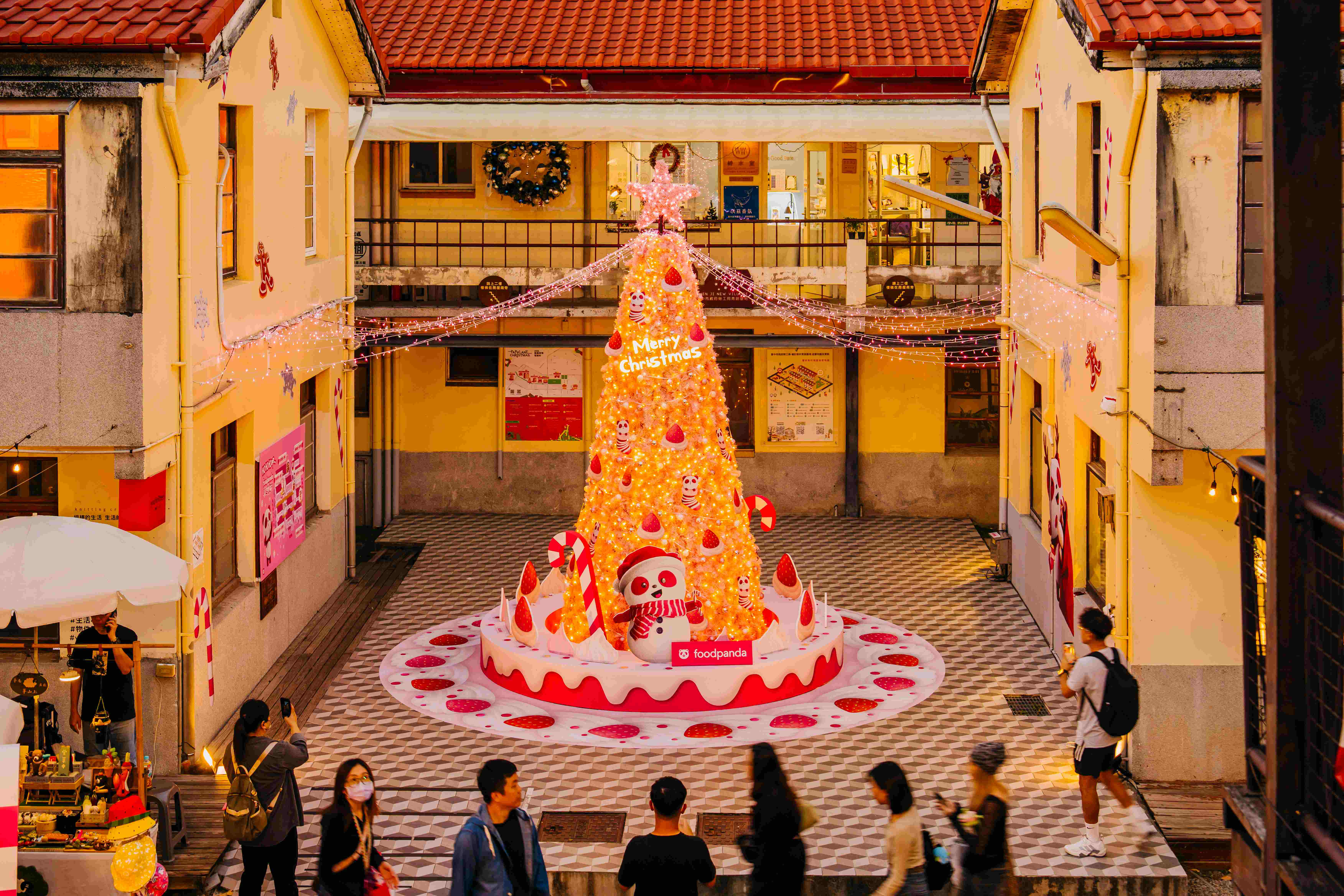 foodpanda 首次將絕美粉色染上雙城，新北歡樂耶誕城由耶誕麋鹿造型胖胖達坐鎮、審計耶誕村則打造了 4 米高夢幻粉色耶誕樹，指定日期更將下起雪花！