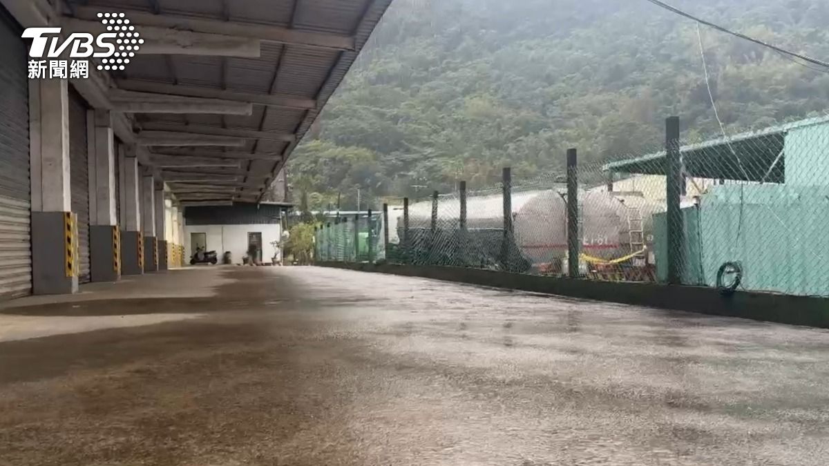 將誠公司疑偷排廢油入基隆河,檢聲請羈押5人。(圖/TVBS)