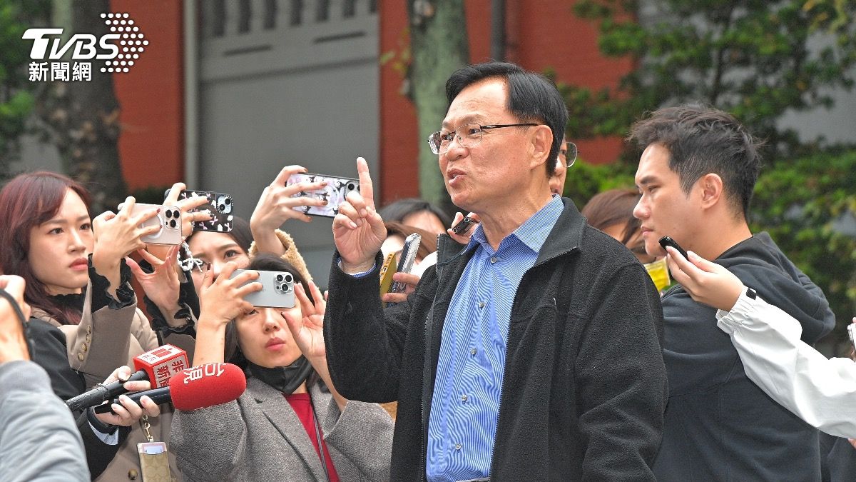 張啟楷被幕僚嗆爆,但他扔表示「我站在這裡,辦公室就是支持」。(圖/胡瑞麒)