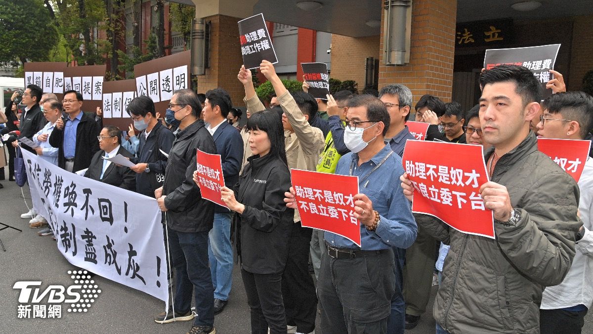 國會助理聚集在立法院正門口抗議。(圖/胡瑞麒攝)