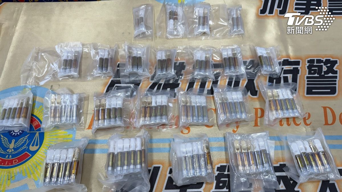 毒販跟買家先網路交易,再將毒品藏匿在高雄觀音山附近的一處公園的土內,20多處毒品藏匿點,通通被緝毒犬找到(圖/TVBS)
