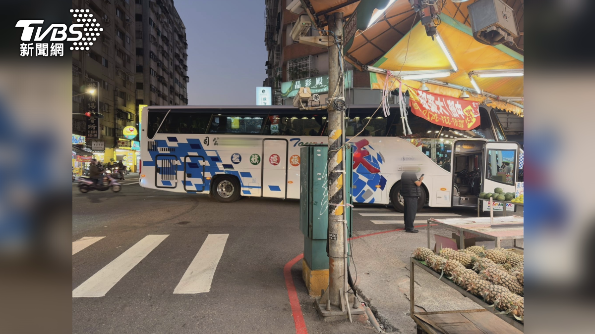 一輛載著觀光客的遊覽車，把車停在路中央，放乘客下車買水果，質疑是「違停的最高境界」（圖／翻攝爆料公社）
