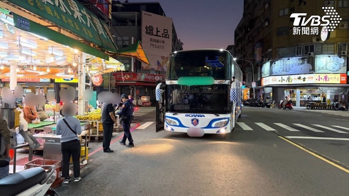 車頭撞上水果攤遮雨棚，支架都毀了，駕駛把車停在路中央等警察到場，也把乘客放下車，才形成「你處理你的車禍，我買我的水果」的場面（圖／TVBS）