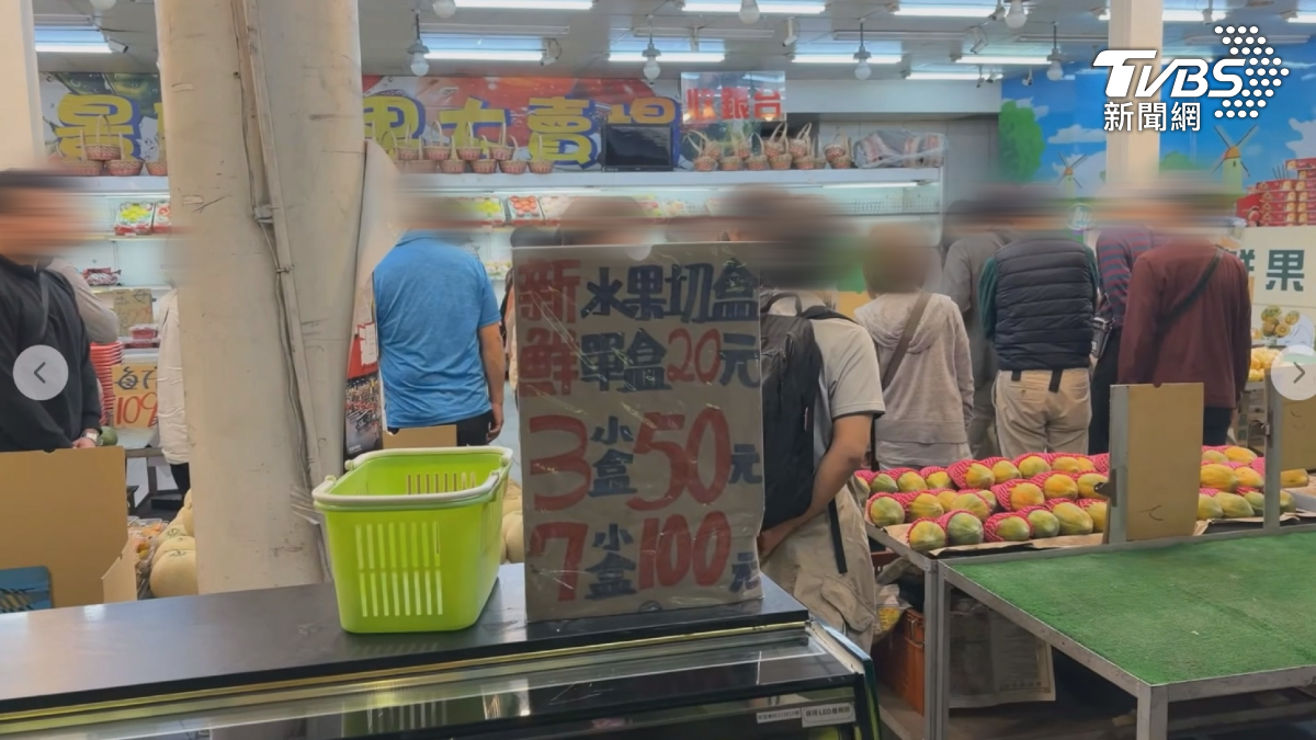車子撞到遮陽棚，駕駛把車停在路中央等警察到場處理車禍現場，也把乘客放下車，大家逛水果攤的場面（圖／翻攝爆料公社）