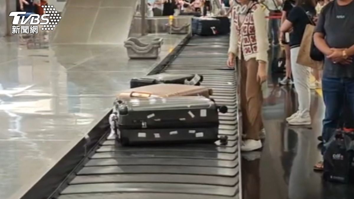 有不少旅客的行李箱貼滿託運貼紙。（圖／TVBS）