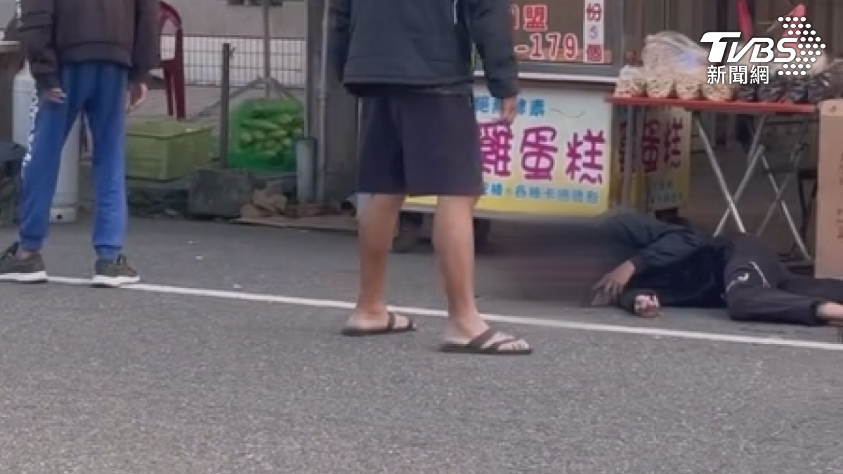 屏東一名男子被蛇咬傷，倒地撞到頭的狀況，碰一聲很大聲，男子被送醫後還縫針治療，實際了解是隻緬甸蟒（圖／民眾提供）