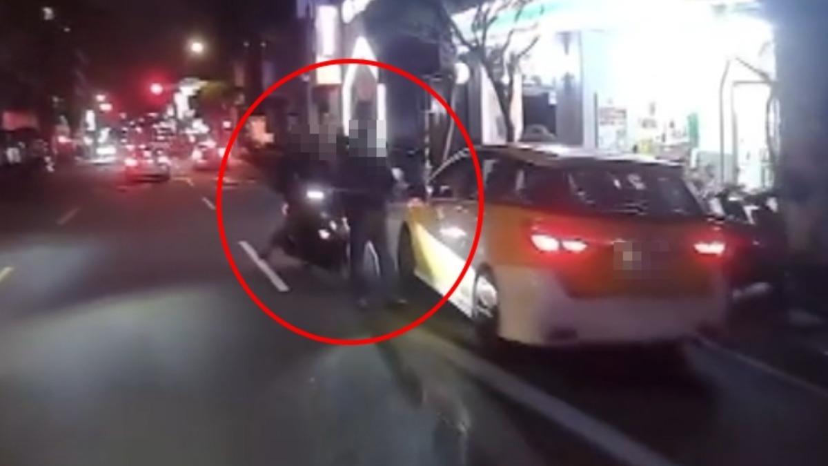 外送員稱不滿被逼車,竟逆向連續衝撞運將2次。(圖/翻攝Threads)