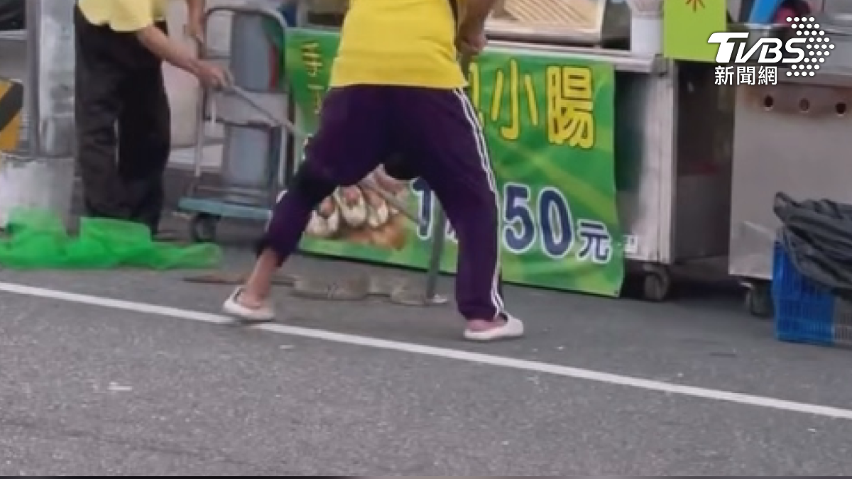 這隻咬人的緬甸蟒，是跟人家交換來的，連家人都沒看過，這次被蛇纏住脖子，真的比被咬傷還要危險（圖／民眾提供）