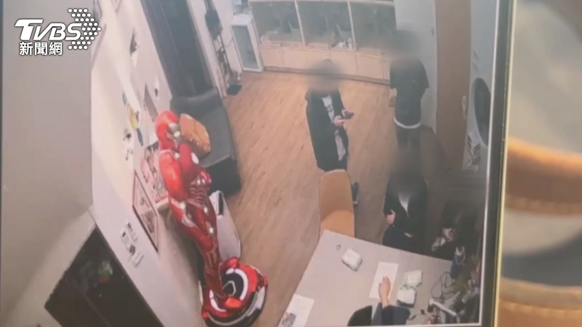 消費者指控，販售的2隻小貓，都在2週內接連生病死亡，消費者上門談判時，控訴老闆「拿出甩棍」威脅（圖／TVBS）