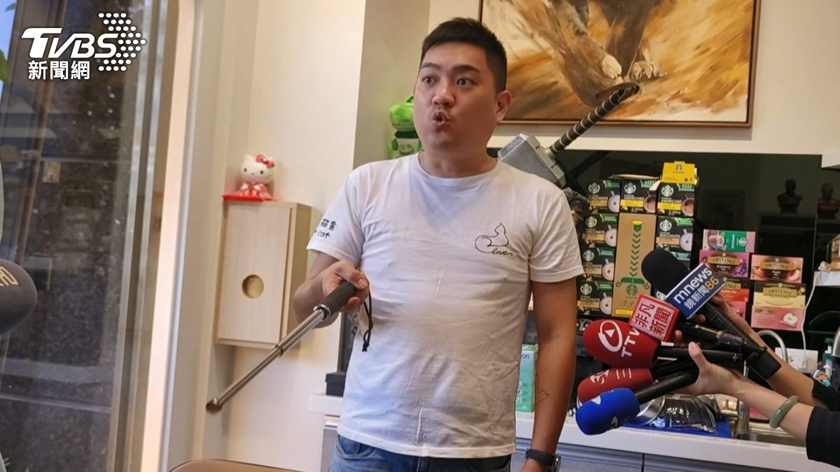 老闆親自出面澄清，拿出甩棍，還原當時，被5人逼著談判的場面，強調只是要自保防身（圖／TVBS）